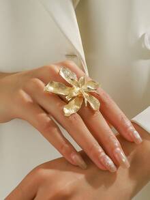 Anillo de moda de lujo y versátil con diseño exagerado de flor dorada y hoja plisada en 3D para mujeres - Anillo de oro con flores tridimensionales plisadas exageradas - Ver 6