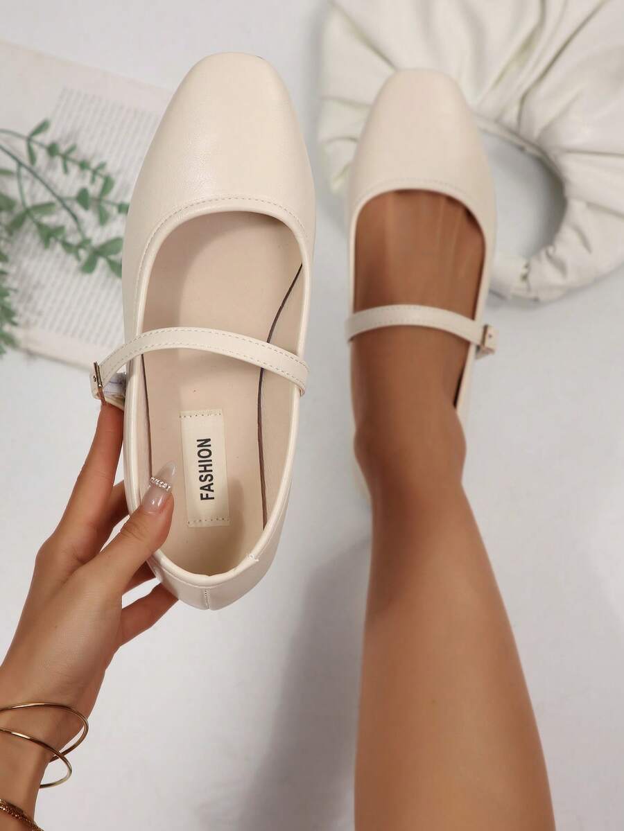 女士黑色搭扣装饰简约芭蕾平底鞋,时尚优雅的玛丽珍鞋,适合春、秋、冬四季穿着。柔软鞋底设计提升足部舒适度。简约清新的风格,适合工作、学生、休闲、旅行、正式场合等各种场合。经典百搭,柔软舒适,带来卓越体验。 - 米色 - 查看 1