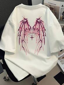 Chemise en coton épais pour hommes avec imprimé d'aile gothique surdimensionné - blanc avec lettrage vintage rose et design d'ailes de chauve-souris | Ample, à manches courtes, décontractée avec col rond, convient pour le port quotidien et le layering. | Confort toutes saisons (lavable en machine) - style jeune et avant-gardiste, ourlet asymétrique. | Esthétique rétro-gothique | Une pièce essentielle pour les femmes et les hommes. TCU7 - Blanc - Voir 1