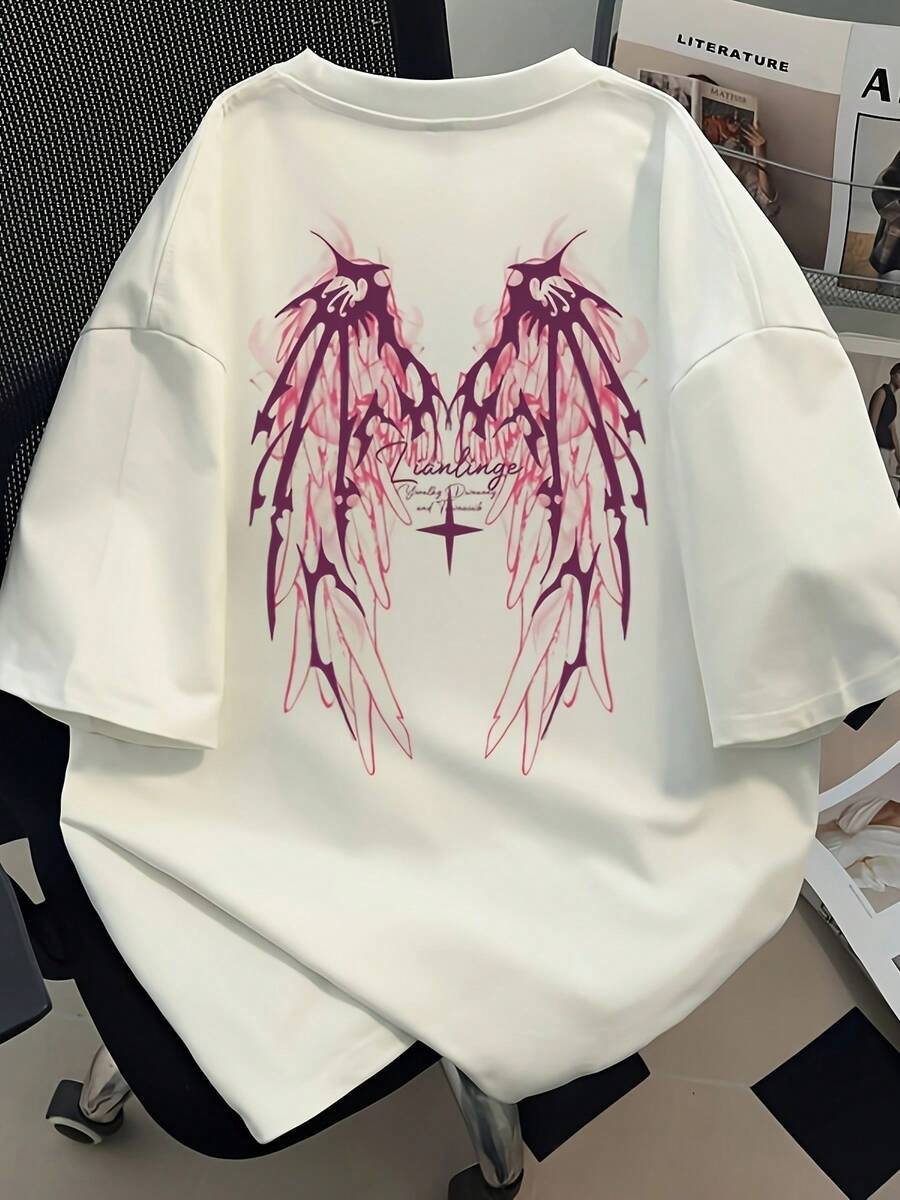 Chemise en coton épais pour hommes avec imprimé d'aile gothique surdimensionné - blanc avec lettrage vintage rose et design d'ailes de chauve-souris | Ample, à manches courtes, décontractée avec col rond, convient pour le port quotidien et le layering. | Confort toutes saisons (lavable en machine) - style jeune et avant-gardiste, ourlet asymétrique. | Esthétique rétro-gothique | Une pièce essentielle pour les femmes et les hommes. TCU7 - Blanc - Voir 1