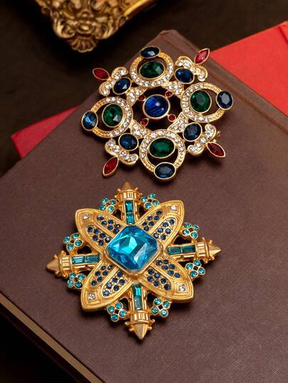 Une broche de bijoux de luxe haut de gamme au design creux exagéré de style vintage. L'accessoire parfait pour les tenues de style palais. La collision de la texture métallique vintage et de la sensation de médaille noble devient facilement le point fort accrocheur des galas du soir, des fêtes rétro et des rassemblements artistiques, un accessoire de luxe essentiel pour ceux qui recherchent un style élégant vintage.