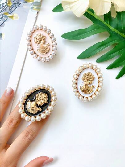 复古珍珠美人肖像手机支架，可折叠手机支架，慵懒手机支架，适合观看视频和直播。法式压纹美人肖像手机支架，珍珠饰边，轻巧奢华可折叠手机指环支架