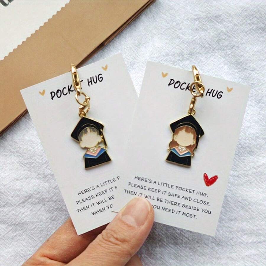 这款精美的吊坠和卡片套装非常适合毕业、生日、婚礼、情人节、复活节、母亲节和父亲节等场合。可爱的毕业钥匙扣配有毕业帽和毕业袍，还有一个口袋抱枕。 - 彩色 - 查看 1