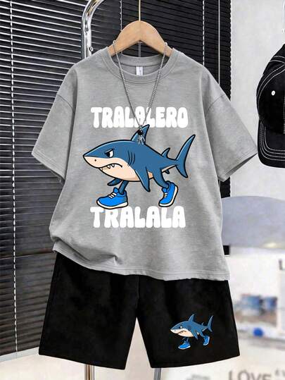 Bộ đồ thể thao cho bé trai gồm áo thun ngắn tay và quần dài in hình cá mập xanh hoạt hình, kiểu dáng rộng rãi thoải mái, món quà mùa hè hoàn hảo cho các bé trai tuổi teen, phù hợp cho mùa xuân/hè đi học và các hoạt động ngoài trời.