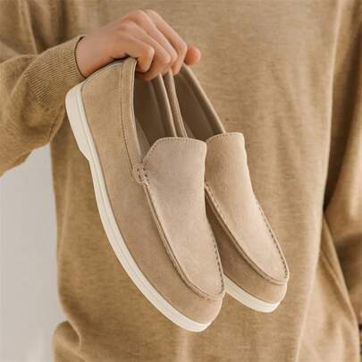 Giày lười nam màu kaki nhạt bằng da lộn (kiểu dáng thon gọn, nên chọn lớn hơn nửa size để thoải mái hơn), đế mềm khâu tay, chống trơn trượt, giày lái xe thường ngày