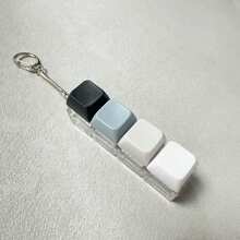 1 pièce Boîte sensorielle à quatre touches, cadeau parfait pour les amis et la famille, soulage la pression des doigts, jouet apaisant pour l'ouïe, convient pour les cadeaux de fête, les bas de Noël, les faveurs de fête, les blagues, la décoration de bureau, la décoration de voiture, les porte-clés, la décoration de l'aquarium et les cadeaux de Père Noël blanc - Multicolore - Voir 7