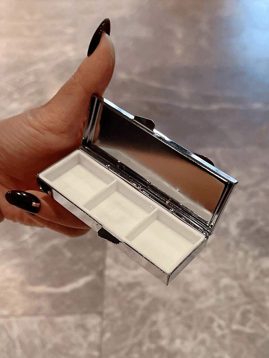 Hộp đựng thuốc nạm kim cương sang trọng và thời trang, hộp đựng thuốc lấp lánh, hộp đựng vitamin mini dạng ngăn di động, nhỏ gọn và tinh tế, đa chức năng, hộp đựng trang sức, thích hợp cho đi lại hàng ngày, du lịch, nghỉ mát, mua sắm, làm quà tặng cho bạn bè và gia đình, quà tặng Ngày của Mẹ, quà tặng Ngày Nhà giáo, quà tặng mùa tựu trường, quà tặng tiệc tùng lấp lánh.