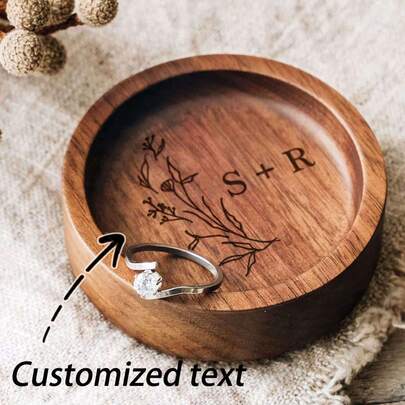 1 Chiếc đĩa gỗ tròn khắc tên theo yêu cầu, dùng để đựng nhẫn đính hôn, nhẫn cưới, quà cưới, quà tân hôn, quà kỷ niệm 5 năm ngày cưới, quà Ngày Valentine.