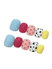 10片装，名为“星光斑斓迷雾”。这款美甲完美融合了乳蓝色、亮红色、柔粉色、奶油白色和阳光黄色，点缀其间的圆点和奶牛纹细节如同灵动的星辰般跃然于对比鲜明的底色之上，打造出梦幻般的高级时尚造型。 - 彩色 - 查看 2