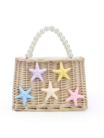 BAILEE 一套手工柳条编织的包袋，融入海洋元素，饰以卡通娃娃吊坠，珍珠手柄工艺精湛，女士手提包、晚宴包、托特包，适合购物、休闲外出、海滩度假、派对和婚礼等场合。