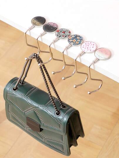 Cârlig pliabil din aliaj de zinc în formă de S, cu model Sakura - Cuier portabil pentru genți de masă, pentru restaurant, bar și decor de casă, organizator durabil care economisește spațiu pentru poșete și accesorii, perfect ușor și rezistent la rugină, accent elegant de inspirație orientală pentru intrări, bucătării și zone de locuit, reprezintă o idee de cadou unică pentru gazdele la modă și gospodăriile preocupate de stil în fiecare zi.