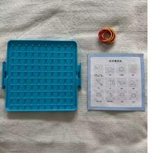 1个小学数学钉板，适用于1-2年级几何图形教学，平面钉板，多功能钉板，可识别对称图形，认识圆与角的关系，用圆形钉子组成时间，识别时间，更多趣味方式激发想象力和创造力，无异味材质，双层收纳槽，橡皮筋不易丢失，圆角设计不伤手。[包含10根橡皮筋和使用说明书]，钉板图案和橡皮筋颜色随机。 - 多種 - 查看 14