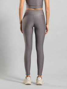 FITNATION Conjunto Legging com bolso no cós + Top cropped alongado em tecido micro canelado com BRILHO e ALTA elasticidade e sustentação - Cinza - Visão 3