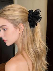 两条饰有缎带的蕾丝网裙摆散发出优雅的法式风情。编织发带搭配精致的花朵发饰，更添点睛之笔。 - 彩色 - 查看 4