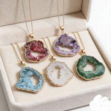 1件天然石英晶体切片吊坠，镶嵌紫水晶，镀金边缘，不对称镂空设计，锌合金材质，男女皆宜 - 金洞吊墜 - 查看 2