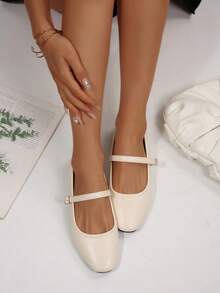 女士黑色搭扣装饰简约芭蕾平底鞋，时尚优雅的玛丽珍鞋，适合春、秋、冬四季穿着。柔软鞋底设计提升足部舒适度。简约清新的风格，适合工作、学生、休闲、旅行、正式场合等各种场合。经典百搭，柔软舒适，带来卓越体验。 - 米色 - 查看 5