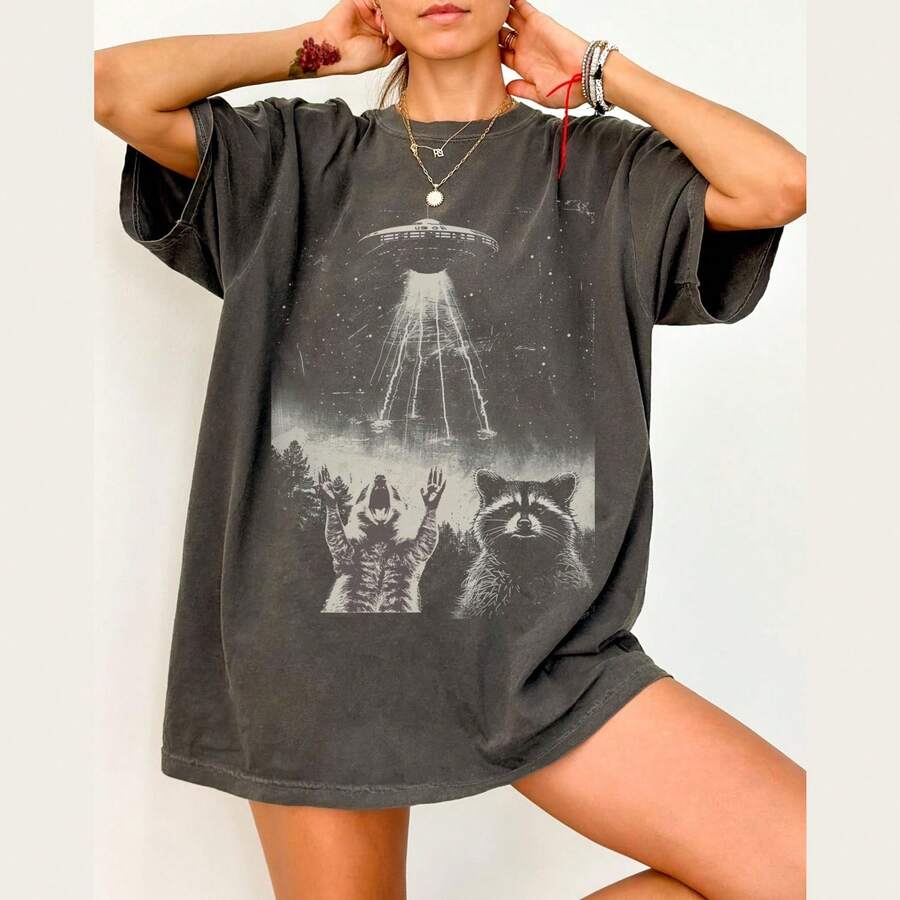 Vintage Raccon UFO Com Fort Colors Tshirt Funny Raccon Retro Shirt Gift Raccoon Oversized TshirtRaccoon Lover Tshirt Ufo - màu đen - Xem 1