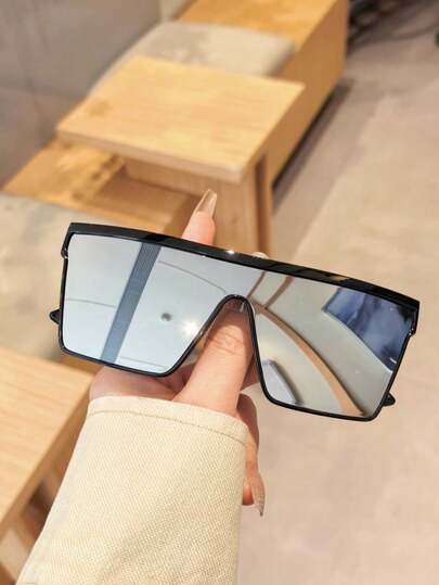 1 chiếc kính thời trang không gọng