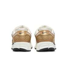 (WMNS) Nike Air Zoom Vomero 5 'Metallic Gold' - 彩色 - 查看 3