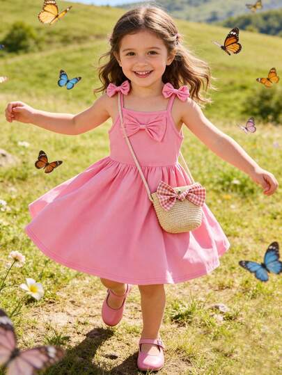小女孩休闲可爱蝴蝶结吊带纯色连衣裙，适合日常、度假、春夏穿着