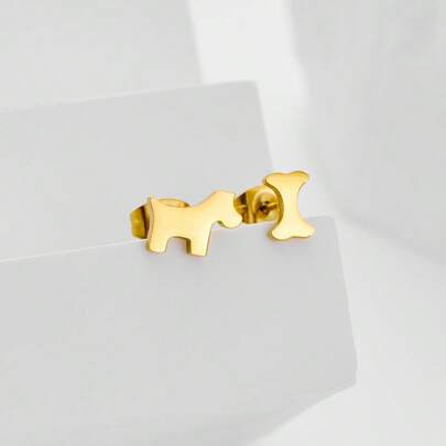 زوج من أقراط على شكل كلب ذهبي. التصميم بسيط وجميل، بطراز لطيف وإحساس قوي بالموضة. مناسبة للارتداء اليومي أو كهدايا.
