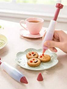 烘焙工具：巧克力和果酱裱花笔、蛋糕装饰和字母笔、奶油分配器、裱花笔、咖啡拉花笔、注射器式软硅胶裱花笔、酱料分配器和巧克力酱绘图笔。它们非常适合节日、新年、婚礼派对和其他场合，包括阿拉伯节日和伊斯兰节日。 - 彩色 - 查看 2