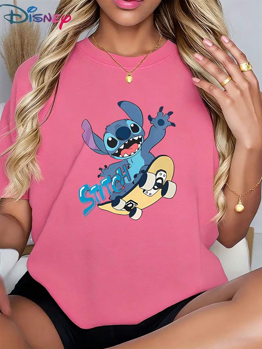 Disney Lilo & Stitch Skateboarding Stitch T-ShirtMade From Soft, Comfortable, And Durable Pure Cotton, This Is An Ideal Choice For Spring And Summer. This Crew Neck T-Shirt Is Suitable For Various Occasions, Including Everyday Wear, Shopping, Parties, Travel, And Gatherings, And Also Makes A Thoughtful Gift. - Rose bonbon - Voir 1