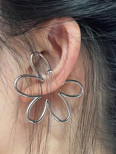 1 chiếc khuyên tai kẹp hoa tối giản sang trọng.