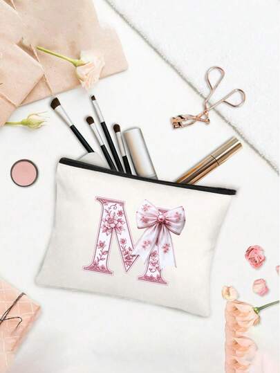 可爱粉色花朵蝴蝶结字母化妆包，女士款，A-Z字母旅行洗漱包，拉链设计，可重复使用，是送给女性、母亲、老师、朋友、伴娘的理想礼物。旅行收纳包，适合日常使用、生日、节日、假期、海滩、旅行、通勤、商务、野餐、露营、超市购物等各种场合，是日常使用和度假必备佳品。（手提绳方向和拉链款式随机）