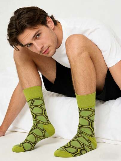 1 双男士绿色龟纹中筒袜，四季皆宜