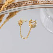 一只耳环由一条流苏链连接一个镶嵌闪亮玻璃水钻的耳钉组成，适合嘻哈、日常佩戴、音乐节和朋克风格。 - 金色 - 查看 8