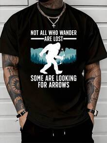 Figura de un enorme ser caminando entre montañas y bosques sosteniendo un arco simboliza la búsqueda interior y la conexión con la aventura y la naturaleza camisetas de hombre casual cómoda de algodón ideal para exploradores urbanos y amantes del aire libre - Negro - Ver 1