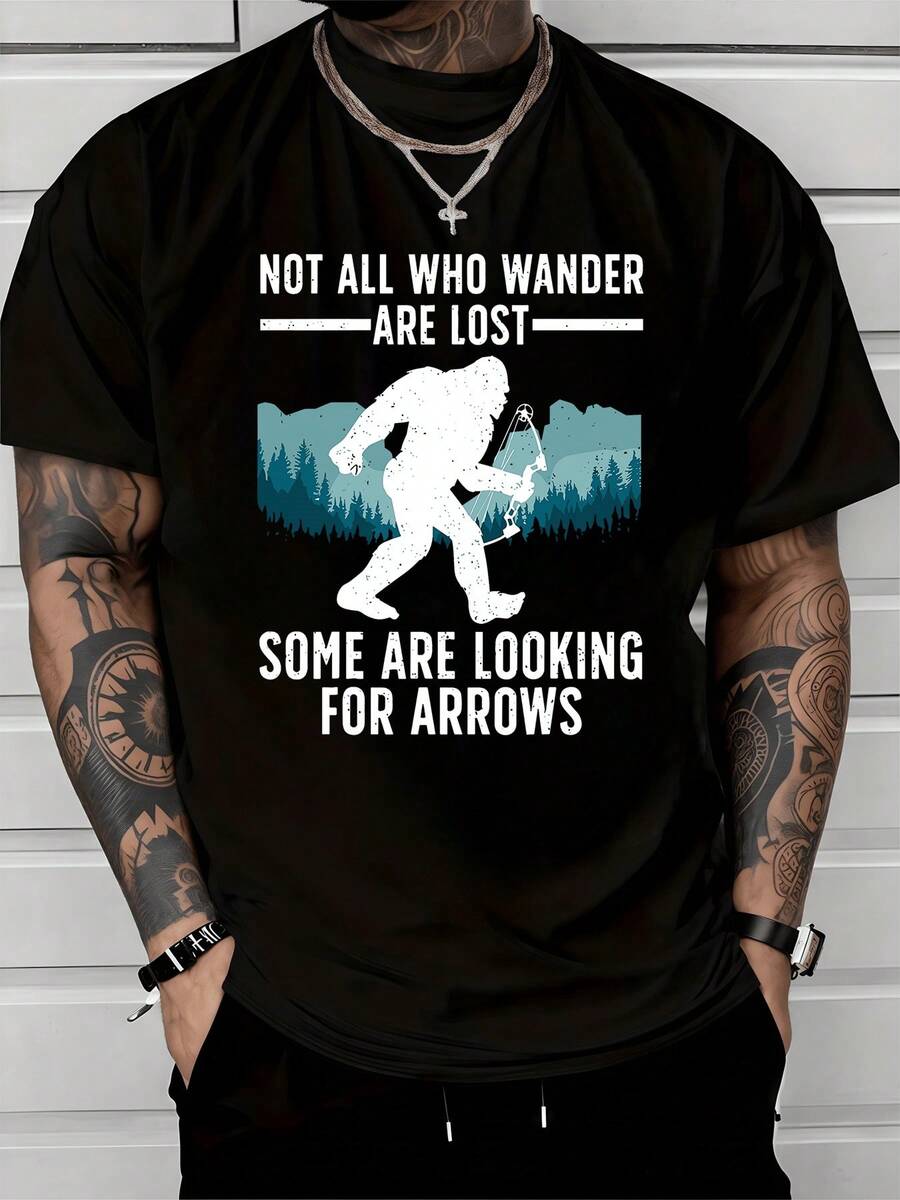 Figura de un enorme ser caminando entre montañas y bosques sosteniendo un arco simboliza la búsqueda interior y la conexión con la aventura y la naturaleza camisetas de hombre casual cómoda de algodón ideal para exploradores urbanos y amantes del aire libre - Negro - Ver 1