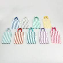 Bộ 9 túi giấy Kraft họa tiết chấm bi và sọc, chín màu sắc rực rỡ để chào mừng mọi dịp vui – từ lễ hội săn trứng Phục Sinh đến lễ hội hóa trang, từ những lời thì thầm trong đám cưới đến ngày Valentine. - Xem 5