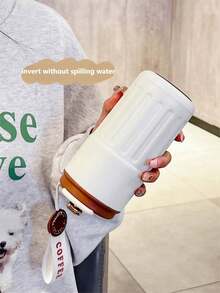 1个460毫升温度显示咖啡杯，不锈钢材质，适用于办公室/汽车，冷热保温，单手操作便捷，按压式开启饮用，防漏锁扣，便携式设计，硅胶防滑底座，静音耐刮，竖条纹杯身设计，握感舒适，轻巧易握，适合通勤、办公、旅行、节日送礼。 - 彩色 - 查看 6