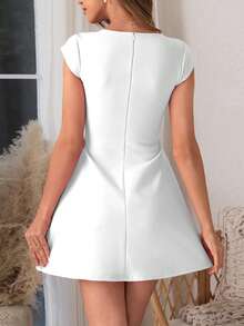 WOWDARK 夏季无袖迷你连衣裙，白色优雅A字裙，适合情人节、约会、派对、聚会、旅行、度假、海滩等场合，也适合婚礼、春季派对等场合。 - 白色 - 查看 6