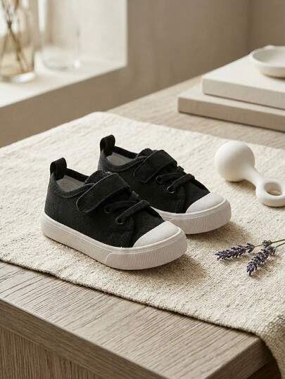 1 đôi giày vải đen mũi tròn đế bằng, kiểu dáng casual, unisex, có khóa dán, thích hợp cho mang hàng ngày, đi học, chơi ngoài trời, mọi mùa.