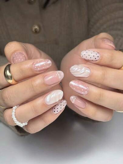 10片手工奶油黄粉色波点美甲贴纸套装（小号/中号/大号）：奶油黄底色搭配粉色法式尖角和波点装饰，清新柔和风格，质地细腻光滑，适合日常通勤和甜蜜约会，可重复使用。粉色底色搭配波点、钻石和纹理装饰。