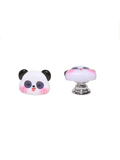 Cubierta del botón de arranque del automóvil con forma de panda con un diseño de dibujos animados tridimensional lindo. Adecuado para botones de arranque de un solo botón en automóviles, SUV y camiones para decoración. Fácil de instalar sin bloquear el funcionamiento. Un accesorio interior creativo que agrega una atmósfera divertida. Diseño lindo de panda, de tamaño pequeño.