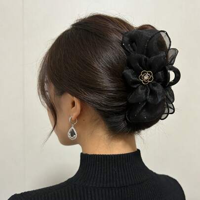 1个玫瑰花休闲发夹，时尚花卉设计，适合女性日常、约会、春夏派对等场合。