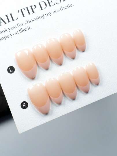 用这款10片装的法式杏仁尖头短指甲贴提升您的气质。这款手工可重复使用的全贴合指甲贴，采用粉白相间的法式杏仁形光滑设计，适合女性通勤和休闲场合。简约优雅的设计，专业美甲，高品质贴纸。