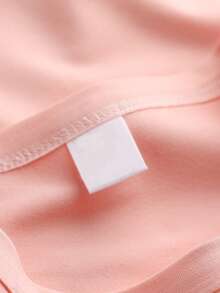 少女风连衣裙，荷叶边袖口设计，“保持冷静”标语及卡通人物点缀，休闲无袖款式，适合周末郊游、朋友聚会及日常休闲穿着。 - 粉色 - 查看 4