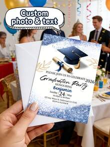 1 pezzo Biglietti di auguri personalizzati per la stagione di laurea, inviti personalizzati per la festa di laurea della classe del 2026, biglietti di laurea personalizzati con nome e dettagli dell'evento, design con berretto e diploma glitterati blu, forniture per feste di laurea per annunci, inviti, auguri, regalo ideale per laureati, amici, forniture per feste di laurea, regali personalizzati - Multicolore - Visualizzare 2