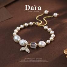 Da'ra 不对称巴洛克珍珠鱼尾吊坠可调节手链，清新百搭的设计，适合日常佩戴和度假装扮，展现个人风格。 - 白色 - 查看 2