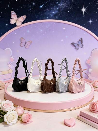 这款时尚甜美的褶皱单肩包，饰有蝴蝶结和云朵图案，采用拉链封口，适合各种场合。它用途广泛，适合户外活动、玩耍、通勤等，是送给青少年的完美礼物。