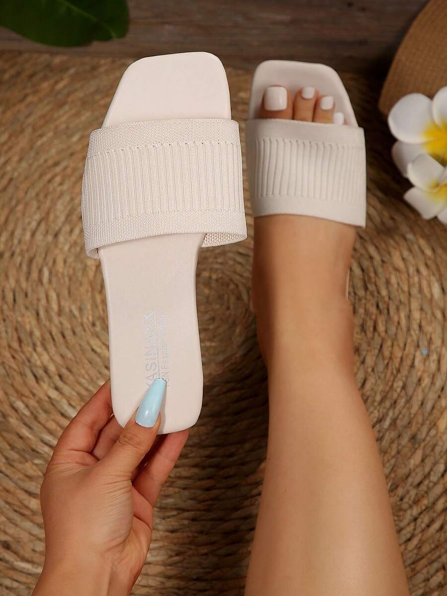 Dép xăng đan nữ dáng rộng, kiểu dáng thoải mái, đế bằng thường ngày, dép đi biển màu be đa năng.