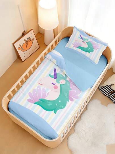 一套婴儿床上用品，绿色独角兽图案被套，涤纶材质，数码印花，多种尺寸可选，双面可用，适合作为婴儿礼物、卧室装饰、节日和季节用品。