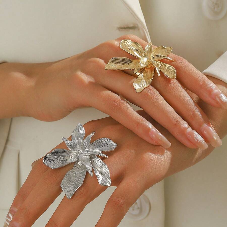 Anillo de moda de lujo y versátil con diseño exagerado de flor dorada y hoja plisada en 3D para mujeres - Anillo de oro con flores tridimensionales plisadas exageradas - Ver 1