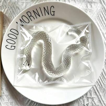 1个趣味挤压蛇玩具，减压挤压玩具，自闭症患者适用，适合儿童、成人办公桌装饰，可用作减压玩具或恶作剧礼物，适用于桌面装饰、万圣节、圣诞节、派对礼篮填充物。