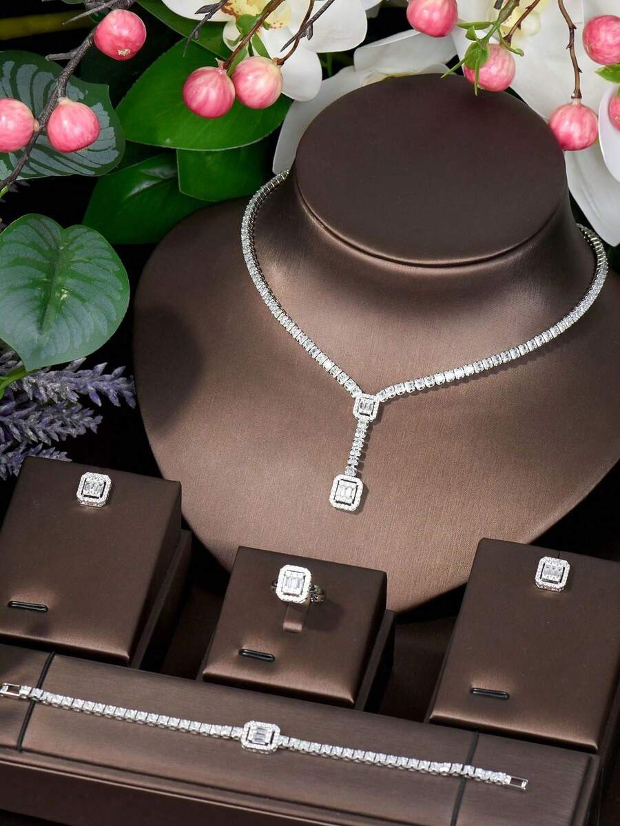 一套多功能方形立方氧化锆首饰套装,适合女性日常佩戴,是理想的礼物之选。套装包含银色Y形项链、配套方形耳环、方形戒指和网球手链,闪耀夺目的立方氧化锆新娘首饰套装,完美适用于婚礼、派对、正式场合及送礼。 - 銀色 - 查看 1